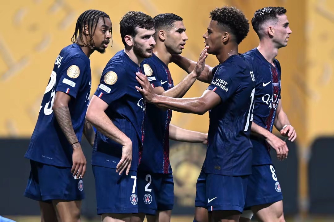 英雄联盟S15赛制-今夜体能课后，巴黎圣日耳曼迎来里程碑备战法甲，压力陡增，轮换策略成焦点(里昂对巴黎圣日耳曼)