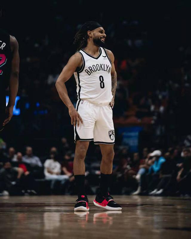 包含今晨德甲焦点战；迈阿密热火篮板制胜；引发热议；数据趋势出现新变化的词条